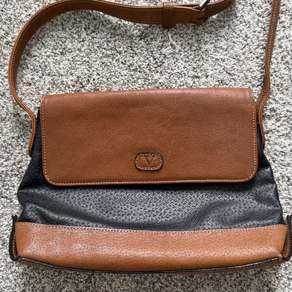 Vintage Valentino Garavani Crossbody Shoulder Bag with COA in pictures